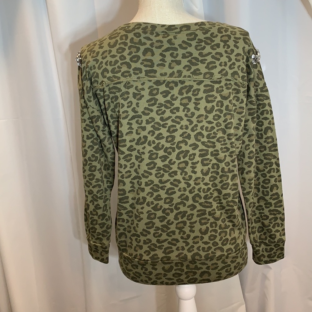 🦋 3 for $30! Like new! Leopard Sweatshirt with Jeweled Shoulders Rue 21 - Picture 5 of 11